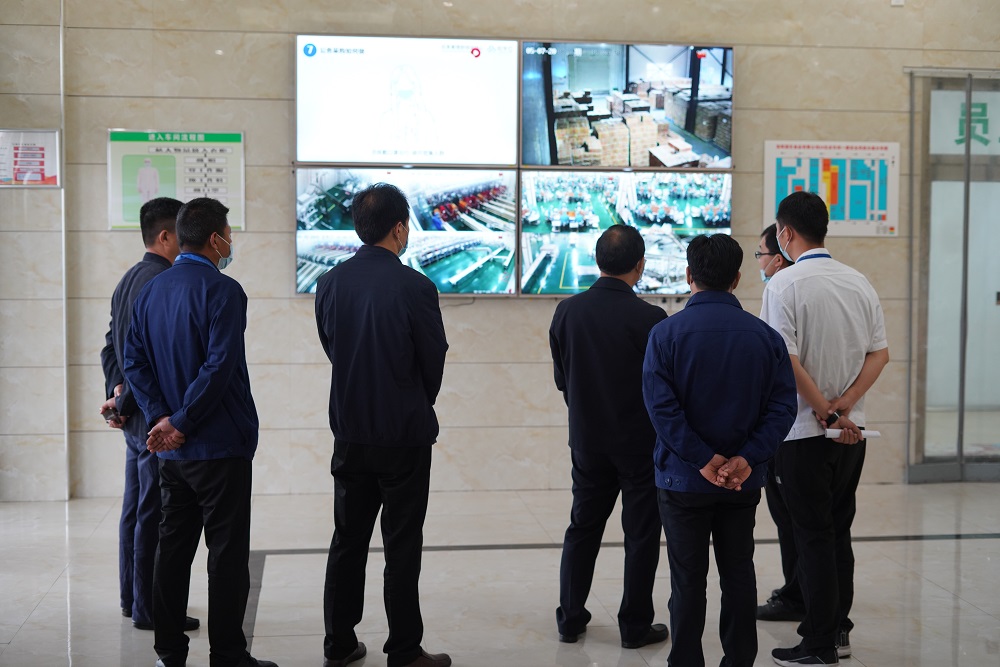 1591322454101052.jpg 一楼大厅看工厂实时直播.JPG
